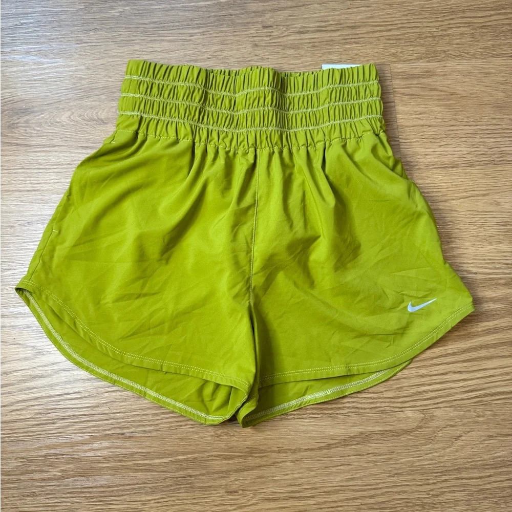 Nike One
Women's Dri-FIT Ultra High-Waisted 3" Brief-Lined Shorts - Picture 4 of 5